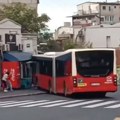 VIDEO: Autobus bez vozača u Beogradu završio u trafici, za malo naleteo na pešake