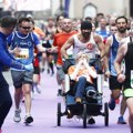 FOTO: Glumac Kolin Farel na maratonu u Dablinu gurao prijateljicu u kolicima