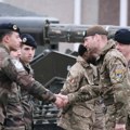 (Foto) princ Vilijam u tenku blizu granice sa rusijom: Posetio britanske trupe u bazi u Estoniji u vojnoj uniformi, svi gledaju…