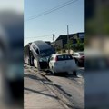 Direktan sudar u Kaluđerici: U punoj brzini se zakucao u automobile u koloni: Strahuje se da ima povređenih