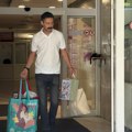 (Foto) Milan Vasić izveo ženu i sina iz porodilišta: Glumac čašćava muzičare, ori se ispred fronta: "Muško mi se rodilo"…