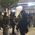 Stigla žandarmerija, ali i dalje mirno ispred prostorija SNS