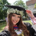Anđela jedina Srpkinja na prestižnom univerzitetu,u narodnoj nošnji u Londonu