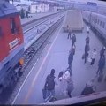 Zastrašujuće! Dečko pokušao pa pretrči prugu, pa se zaglavio između šina, odmah je naišao voz