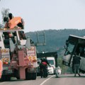 Normalizovan saobraćaj nakon nesreće kod Bresnice: Uključena teška mašinerija: Dizalicom vadili autobus, srča na sve strane…