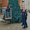 Srbi počeli da postavljaju jelku, odmah došla Kurtijeva policija: Tražili dozvolu na uvid i za rasvetu (video)