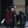 Tužne scene na sahrani Senke Veletanlić: U kapeli puštene njene pesme, sestra Bisera skrhana bolom, pored nje Vasil