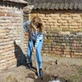 Poznata Beograđanka kuću na selu platila 29.000 evra i napravila raj na zemlji: sadi luk i paradajz, sama kosi