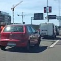 Lančani sudar kod Gazele: Sudarili se pikap i dva putnička vozila, stvorile se gužve u pravcu ka Novom Beogradu (video)