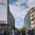Građani se okupili ispred Palate Albanije, navode da će ostati do uklanjanja bilborda