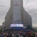 Građani ispred Palate Albanija čekaju uklanjanje transparenta „Srbija pobeđuje“, alpinisti skidaju bilbord