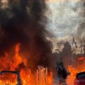 (Foto) Neredi u Severnoj Irskoj: Policija vodenim topovima rasterivala demonstrante tokom protesta protiv migranata