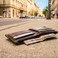 Porodica iz Kragujevca na putu za crnogorsko primorje IZGUBILA NOVČANIK, Divna iz Višegrada ga pronašla i otišla u policiju