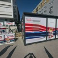 DRUGI PIŠU: Stanari „SMOLVILA“ dali rok nadležnima da uklone štandove SNS-a
