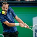 Medvedev posle tri seta savladao Pola i plasirao se u polufinale Šangaja