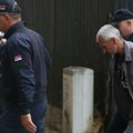 S lisicama izvedeni iz marice: Optuženi za ubistvo Danke Ilić stigli pred sud, uvedeni pravo u sudnicu