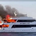 Dramatičan trenutak na Crvenom moru: Turista skače sa jahte koju guta plamen VIDEO