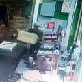 Kamera snimila krađu u Zemunu: Lopov se krio u mraku i čekao pogodan momenat, a onda izneo korpu sa novcem iz lokala (video)