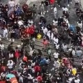 Masovni neredi u Njujorku, ima povređenih Razjareni narod napada policiju, lomi automobile i izloge (video)