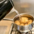 Nema za šta nije dobra: Ne bacajte vodu u kojoj ste kuvali krompir