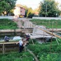 Metalni mostić postao istorija: U Paraćinu uklonjena četvrta pasarela (foto)