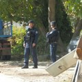 Policajci ispred stambene zgrade: Eljšani: Pretresi na više lokacija na severu Kosova u vezi sa Banjskom