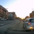 Opasna bahata vožnja nasred bulevara: Neverovatan snimak iz Novog Sada: Presecao mu put iz trake u traku, ugrozio ceo…