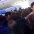 Putnici leteli po kabini i udarali o plafon! Letelica počela da propada, više od 50 ljudi povređeno: "ceo avion je…