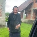 Snimak koji kida dušu: Baka roni suze na kiši, dok automobil odlazi, a razlog je bolan: Ostaneš bez reči... (video)