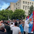 Policija sa opremom za razbijanje demonstracija, barikade oko zgrade Vlade: Podgorica vri: Protest zbog Rezolucije o…