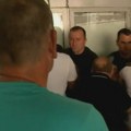 (VIDEO) Incident ispred Novosadskog sajma: Došlo do koškanja okupljenih i policije, nekolicina ljudi pobegla iz zgrade sa…