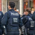 Nasumično ubadao ljude Muškarac poreklom sa Kosova teško ranio tri osobe, ranjena i maloletna devojčica