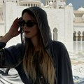 Srpkinja mami uzdahe ispred džamije u Abu Dabiju pred start Fajnal Fora: Milica Tasić došla da bodri Vildozu