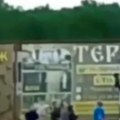 (Video) Rusi kamenjem udaraju na ruske dronove! Ovo je snimak koji se munjevito deli na mrežama: Evo kako su pokušali da…