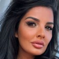Otkopčala dugme na dekolteu, pa provirila čipka: Milena Popović pozirala u crnoj eleganciji, svi gledali u bujno poprsje (foto)…
