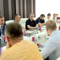 Ko (ni)je seo za okrugli sto o izborima