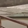 Mosta više nema: Nabujala Morava odnela pontonac kod Svilajnca. Srećom, izbegnuta tragedija (video)