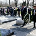 Macut sa ministrima položio vence na mestu gde je ubijen premijer Zoran Đinđić (foto)