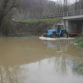 Meštani Dljina kod Lučana u problemu zbog izlivanja Zapadne Morave: Odsečeni od sveta, traktorima prevoze decu u školu (foto)…
