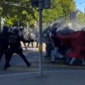 Pogledajte nerede u Cirihu! Demonstranti nasrću na policiju, izbio haos! (video)