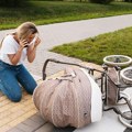 Uznemirujući snimak iz Novog Sada! Majka sa bebom prelazila ulicu, naleteo auto, ljudi ne dišu dok ovo gledaju
