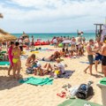 "Balkanska metoda" za čuvanje stvari: Snimak s plaže usijao mreže, mnogi se žale na isti problem svakog leta!