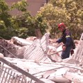 Urušila se zgrada u Atini, spasioci pretražuju ruševine da bi se uverili da nema žrtava