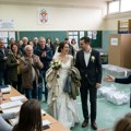 Mladenci pravo sa venčanja na glasanje: Građani ih dočekali aplauzom i propustili preko reda (SNIMAK)