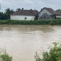 Vanredna situacija zbog poplava u više opština u Srbiji, bujica nosila i automobile
