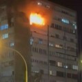 Veliki požar u Kragujevcu: Gori višespratnica u centru grada, vatra kulja kroz prozore! Vatrogasne ekipe na terenu (video)