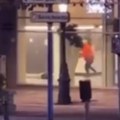 Užas! Muškarac rešeta iz kalašnjikova Prvi snimci krvavog pira u Briselu: Ubijene najmanje dve osobe (video)