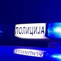 Jeziv sudar taksija i automobila u Čačku: Jedan završio u ogradi, policija na terenu