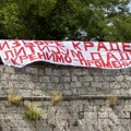 Postavljen transparent “Izbore krade, litijum dade” na Niškoj tvrđavi