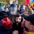 Demonstranti se sukobili sa policijom: Dok je predsednik podnosio ostavku, na ulicama Rumunije izbio haos